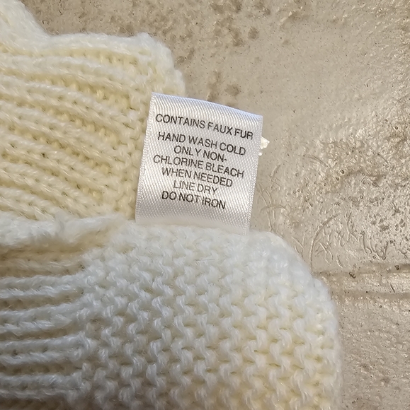 Baby Winter Warm Hat with  Pom Pom & Matching Mittens - Picture 6 of 7